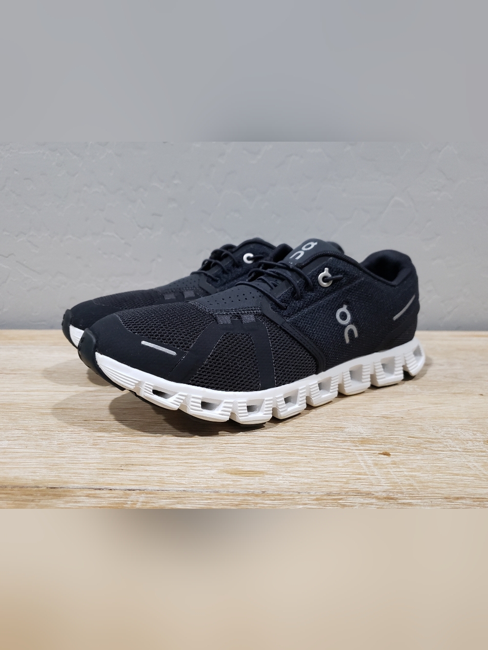 ON RUNNING CLOUD 5 Women's Running Shoes (8) Black/White
